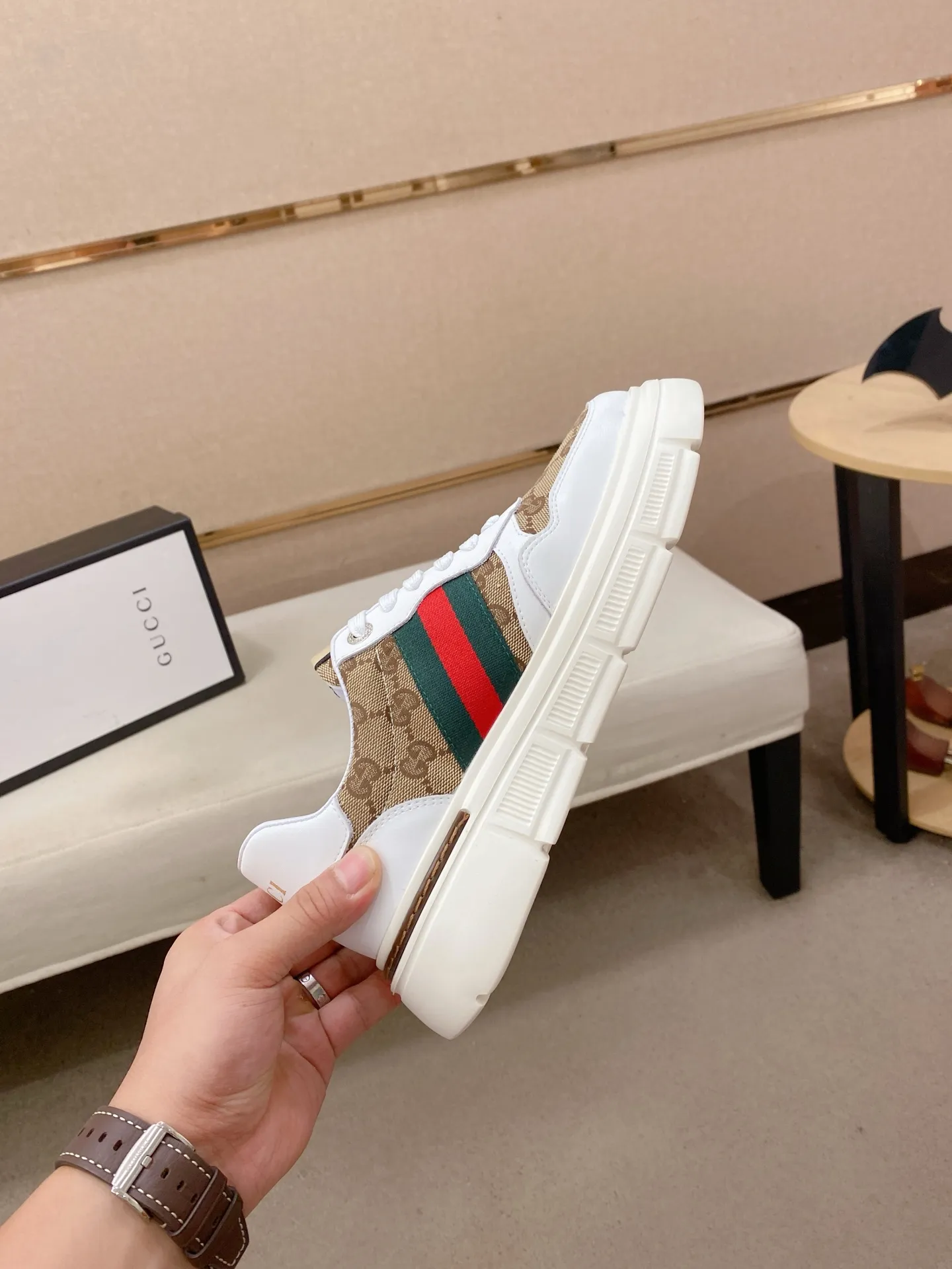 Men's shoes💰 420💰The new GUCCI (Gucci) counters are launched simultaneously. The new men's shoes, 😘fabrics are selected from imported cowhide, and the lining is sheepskin lining. 👍🏿 High-end ☄️ air-cushion molded anti-slip rubber outsole, exquisite lines, simple and elegant, comfortable and high-end for leisure travel. Code number: 38 to 44 (45 can be customized and cannot be returned or exchanged)